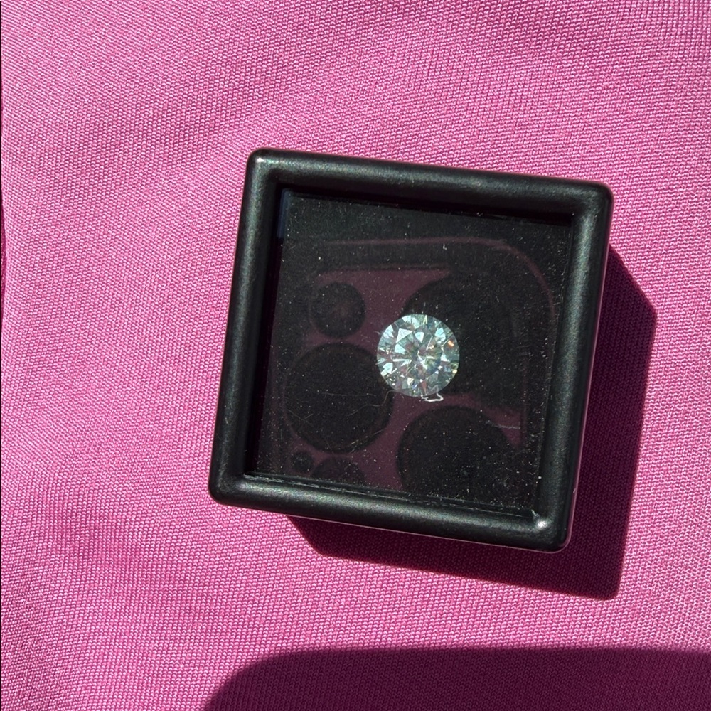Moissanite round cut gemstone
